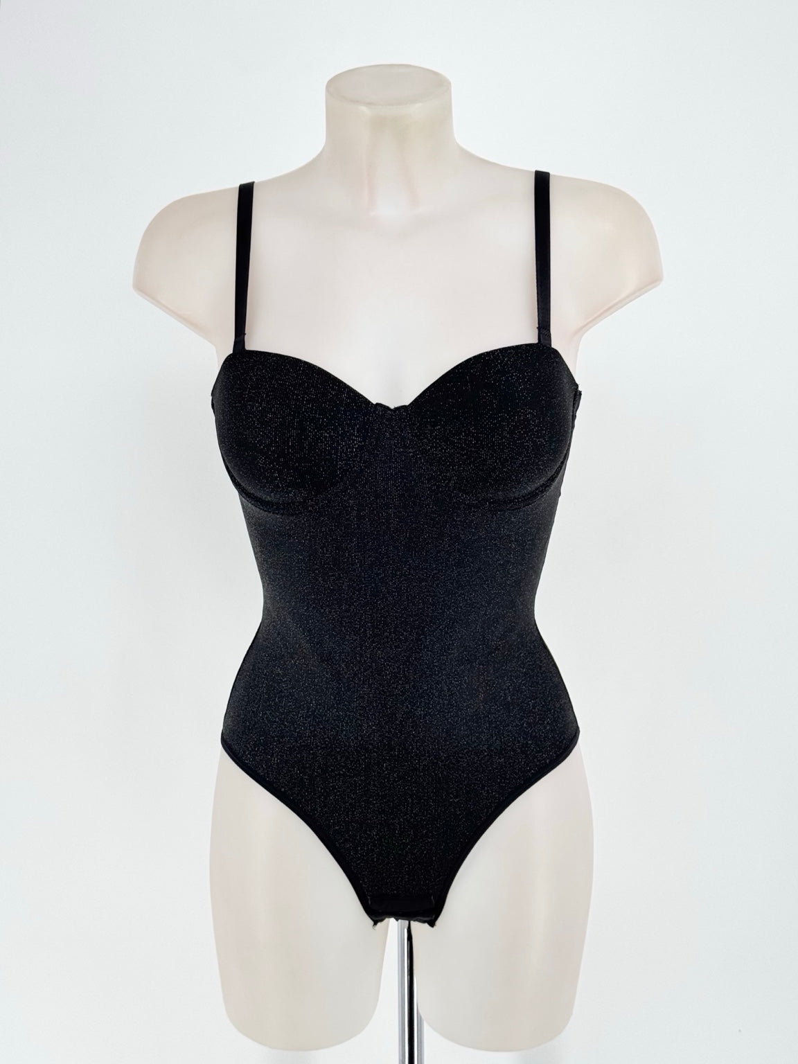 Body Lurex negro con copas estructuradas y tirantes, vista frontal