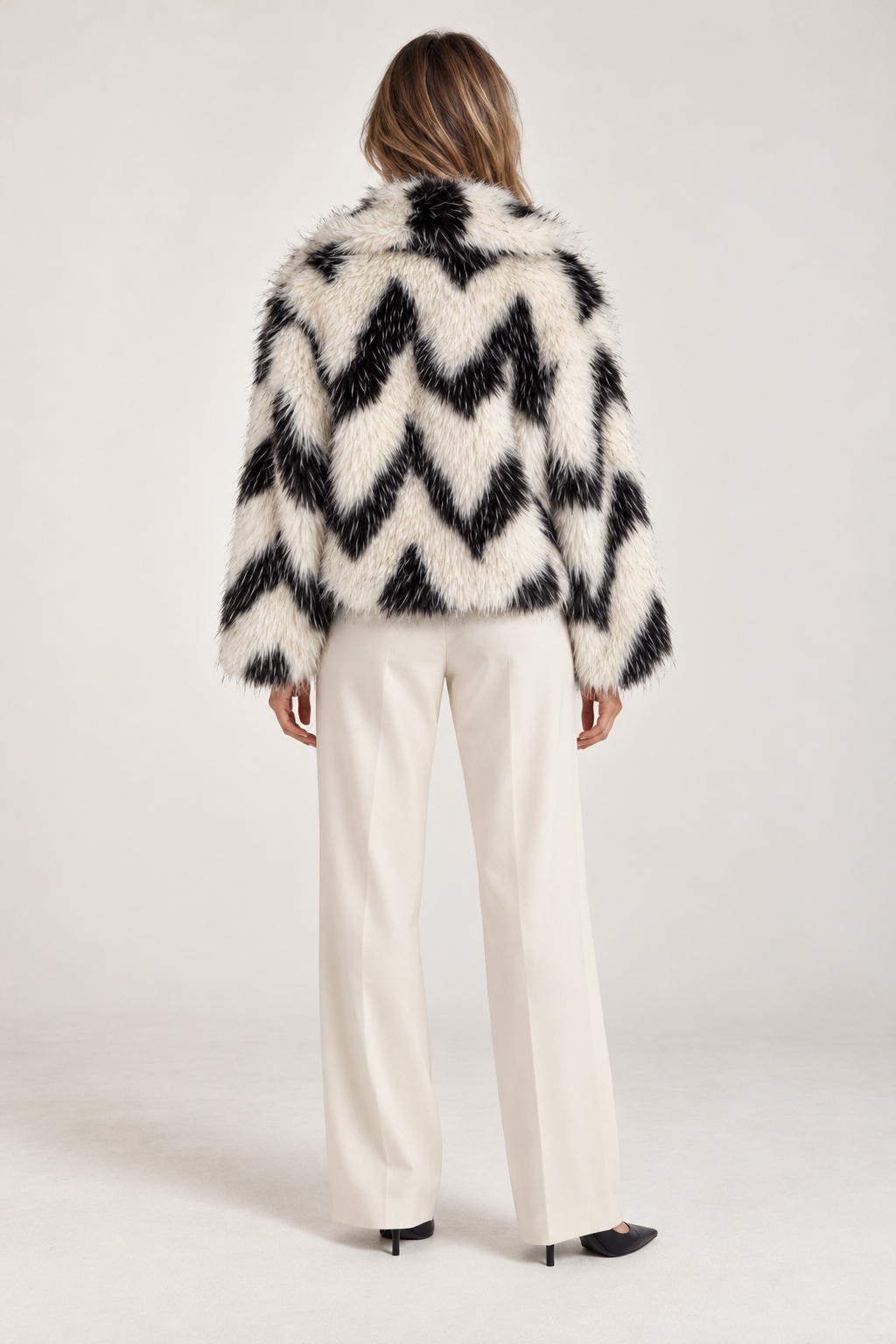 Chaqueta Zoe de pelo zigzag negra MIAyMIA vista trasera