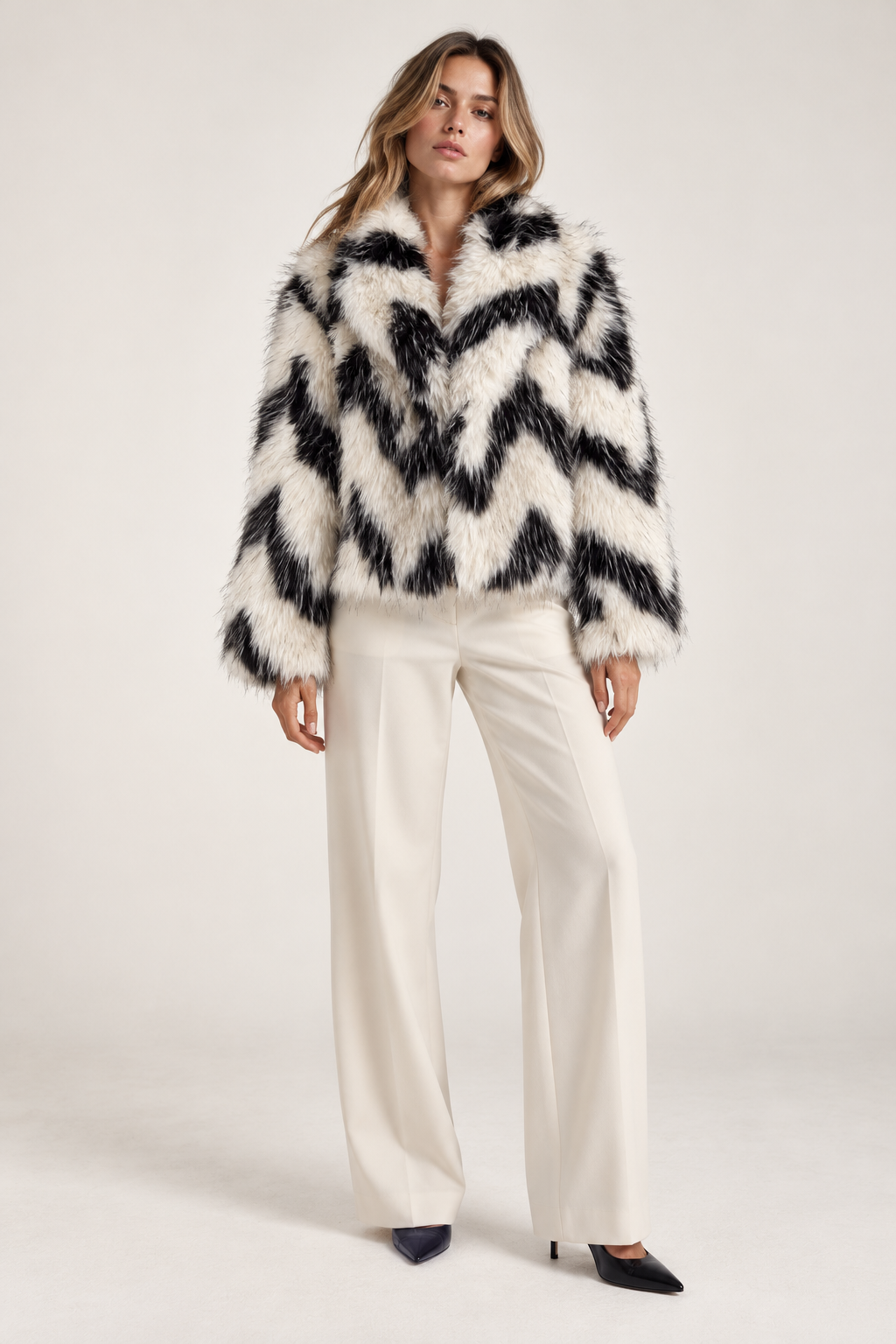Chaqueta Zoe de pelo zigzag negra MIAyMIA vista tres cuartos