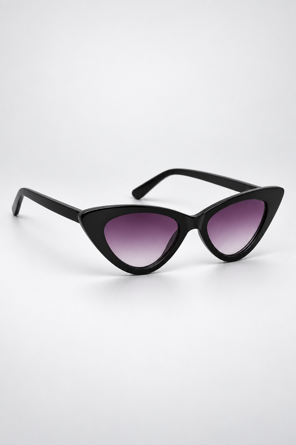 Gafas de sol Cat Eye negras con lentes lila - vista en ángulo