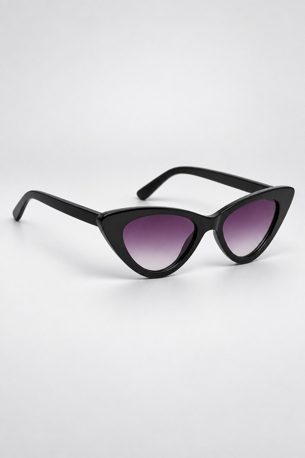Gafas de sol Cat Eye negras con lentes lila - vista lateral