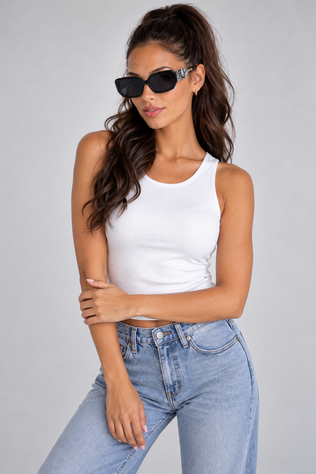 Modelo con Gafas de Sol Roma - primer plano