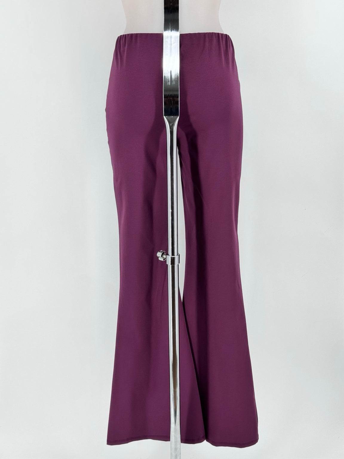 Pantalón Bellaria berenjena espalda - MIAyMIA