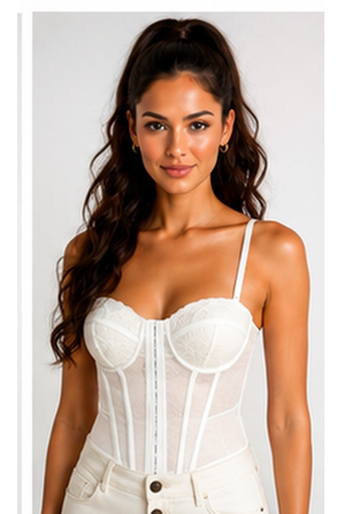 Top Corset Encaje blanco en modelo MIAyMIA