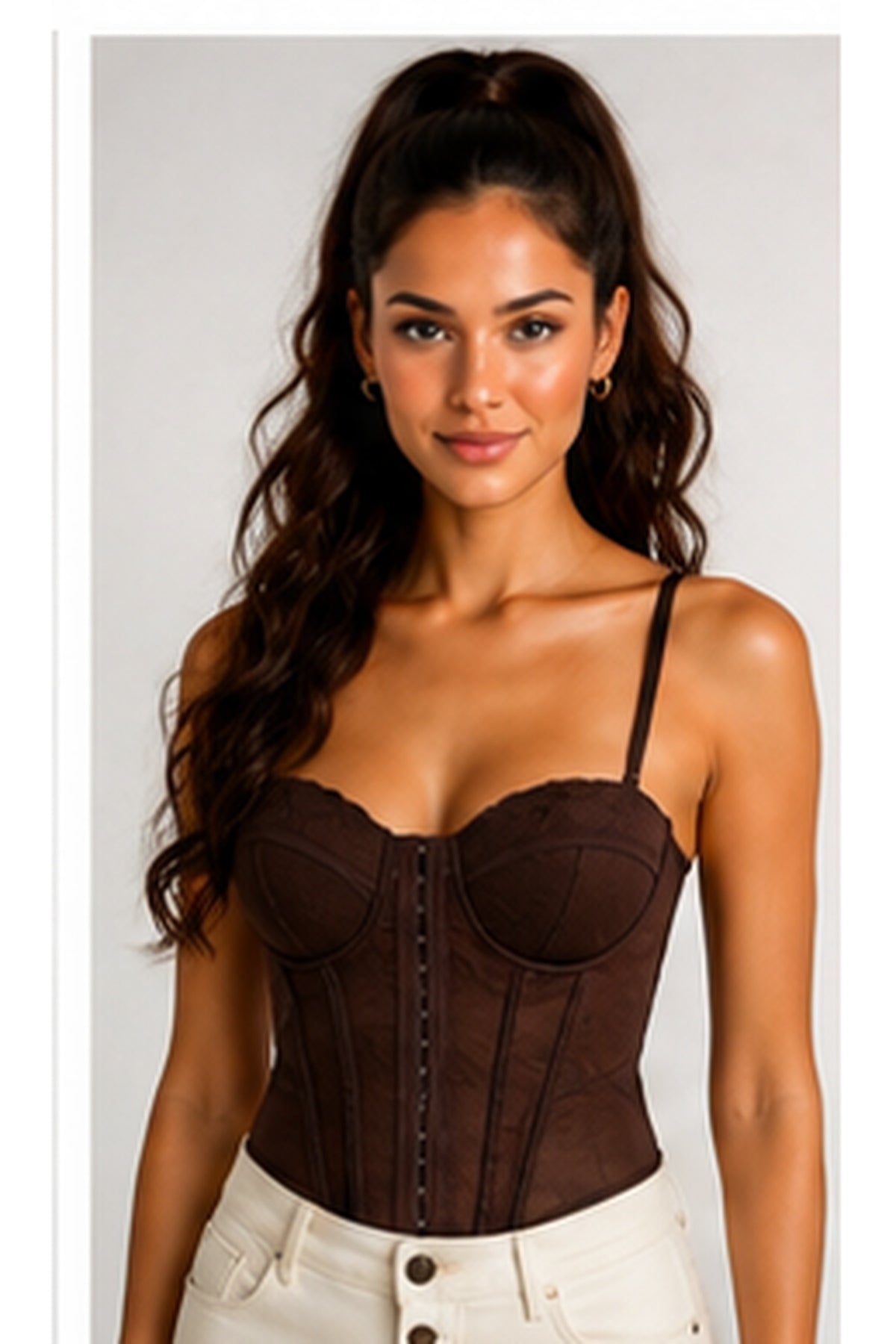 Top Corset Encaje chocolate en modelo MIAyMIA