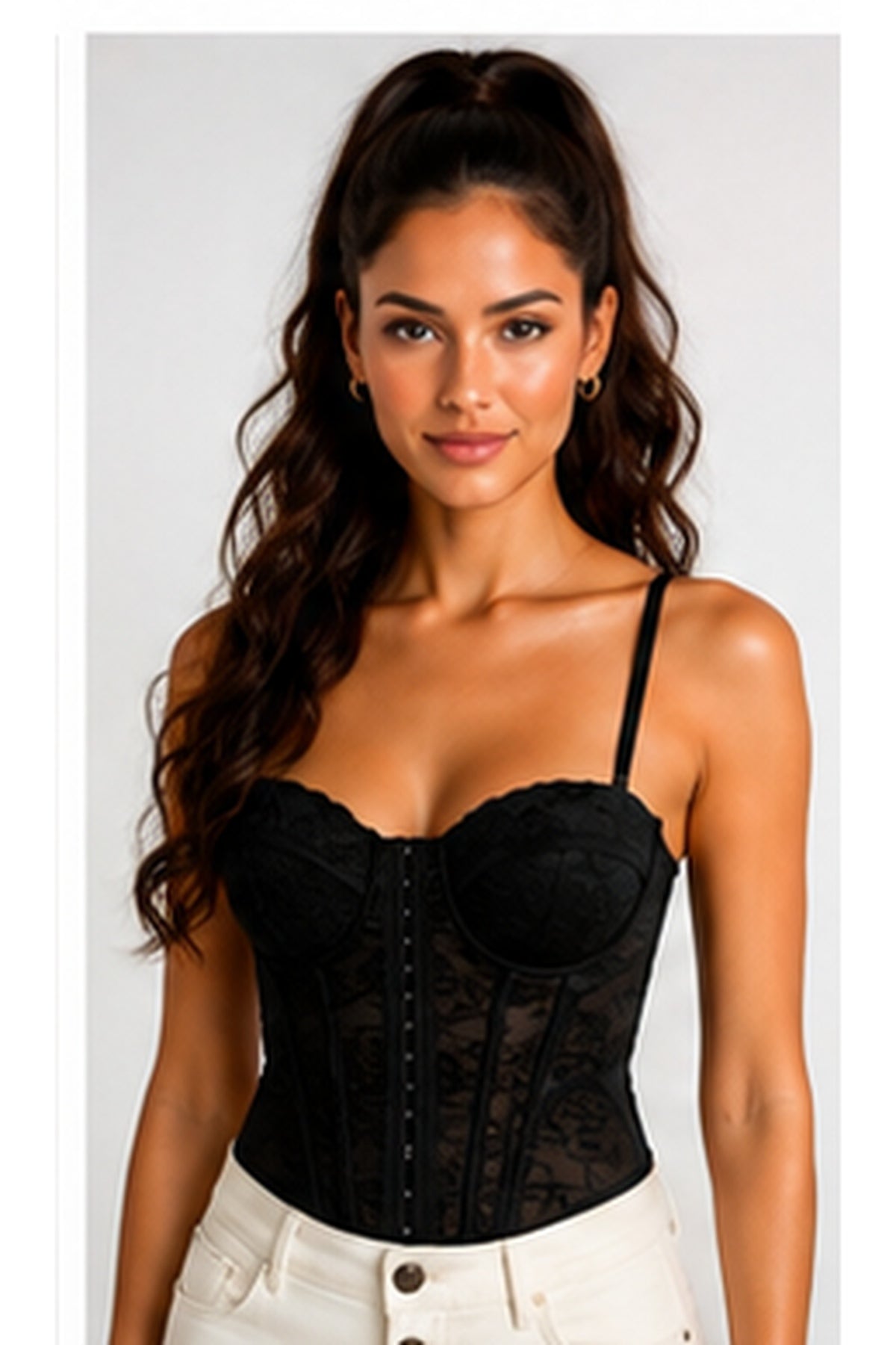 Top Corset Encaje negro en modelo MIAyMIA