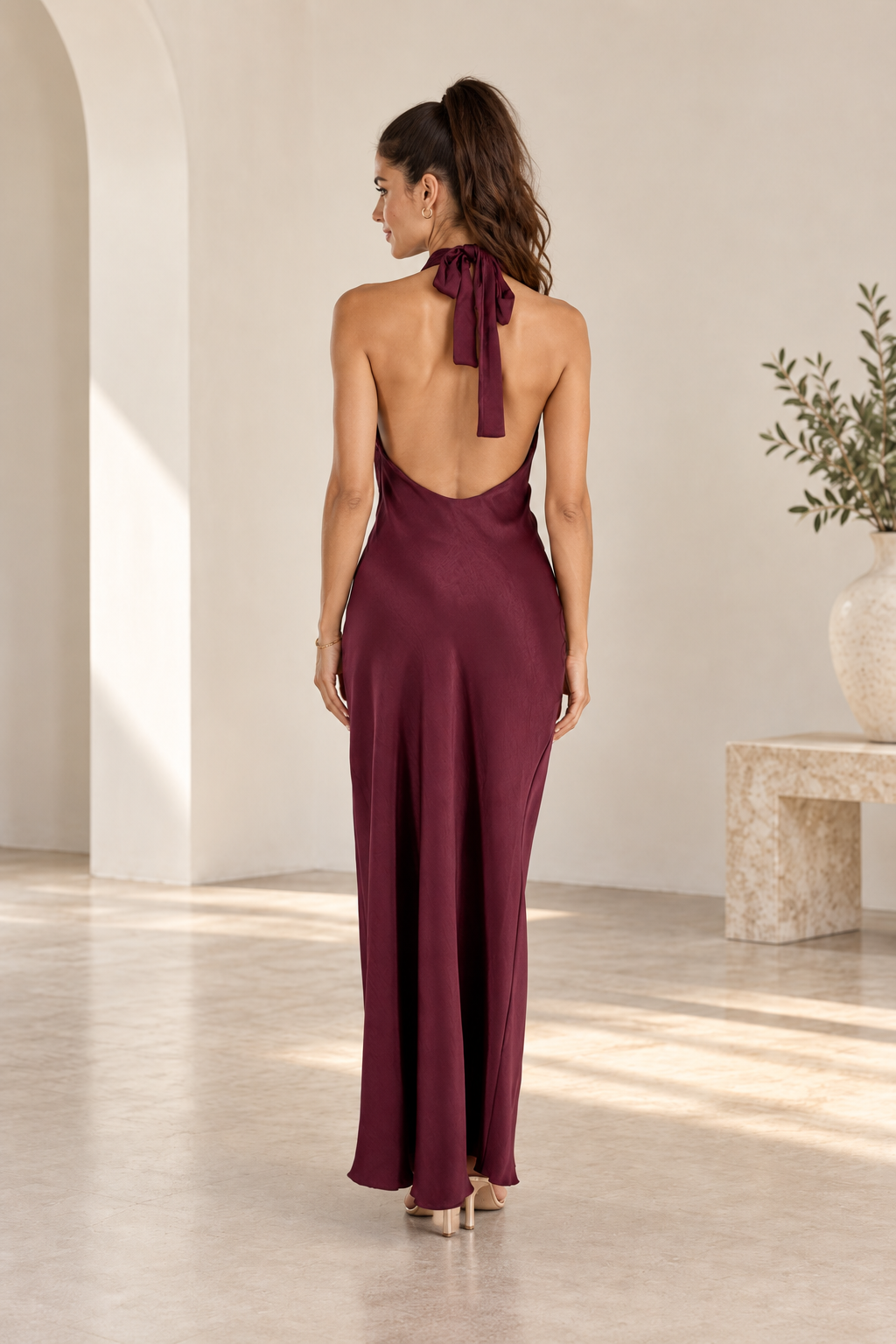 Vestido largo de raso burdeos, vista de espalda