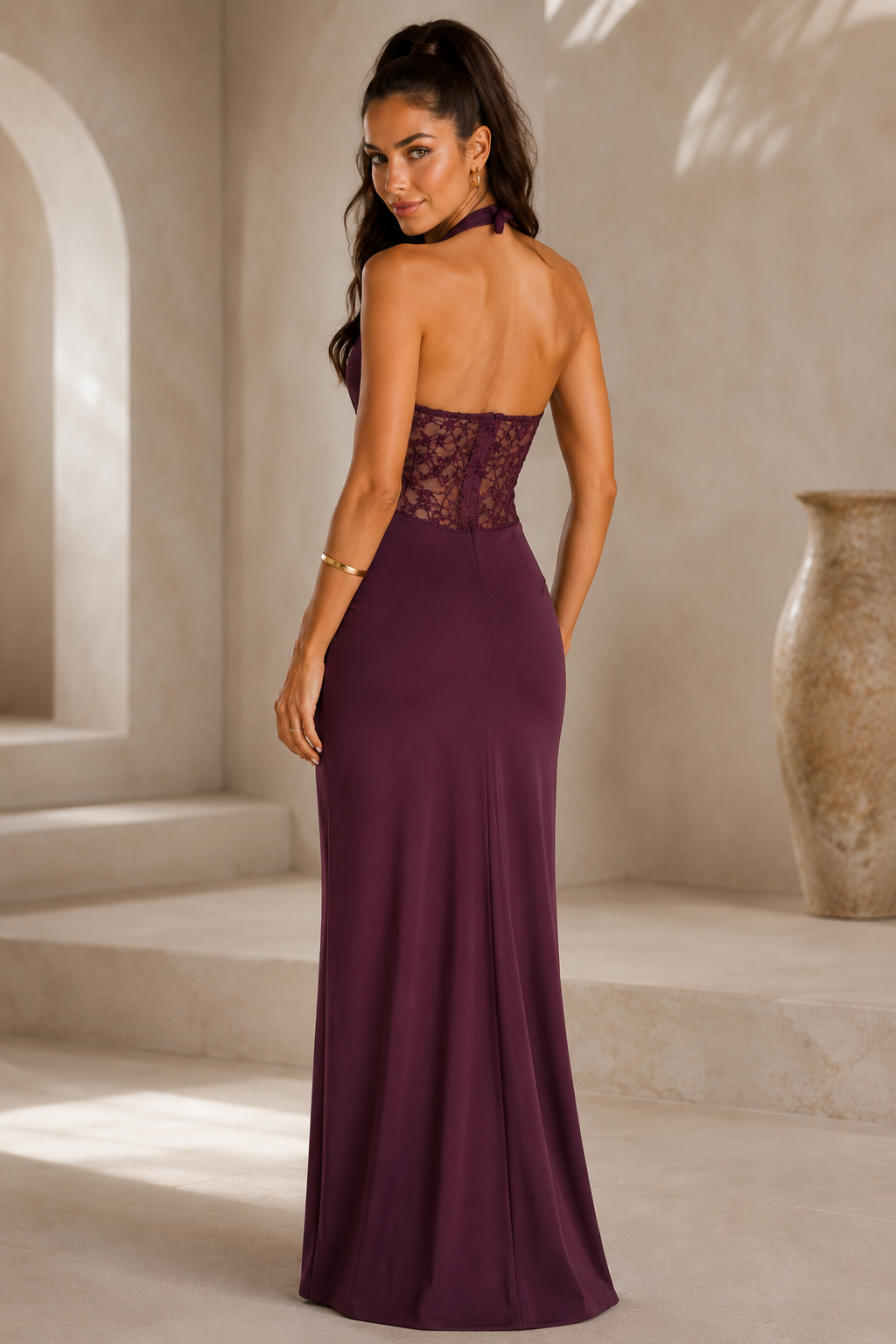 Vestido Siracusa Burdeos vista de espalda puesto en modelo