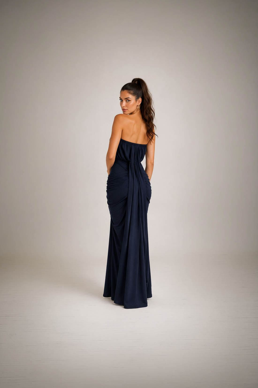 Vestido Adelina azul marino de espalda con escote recto elástico y drapeado central