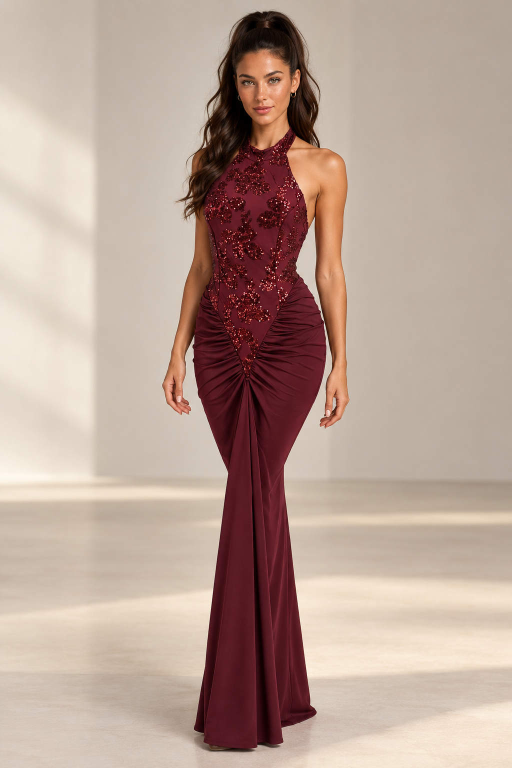 Vestido Amaranta burdeos de frente, escote halter con lentejuelas florales y falda larga drapeada