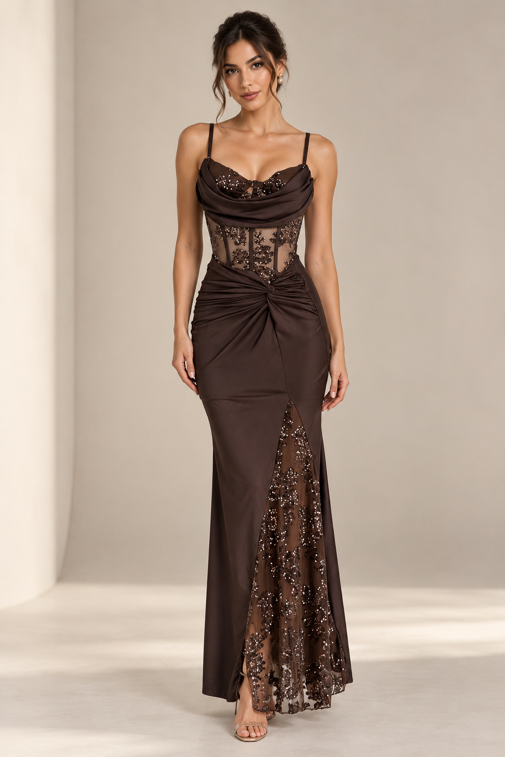 Vestido Elettra Chocolate frontal con cuerpo semitransparente y lentejuelas