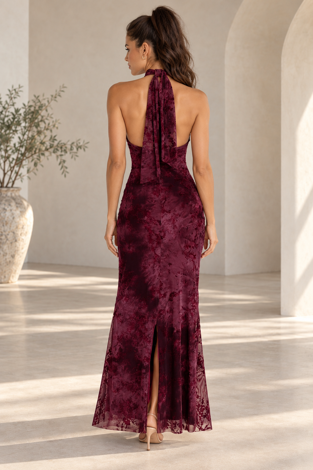 Vestido Fiorenza en burdeos, espalda descubierta con lazada al cuello