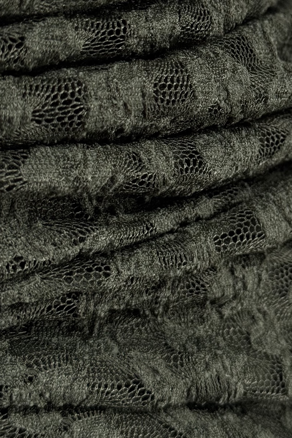 Detalle real del tejido de encaje verde kaki del vestido Ginevra, referencia 50563 — MIAyMIA