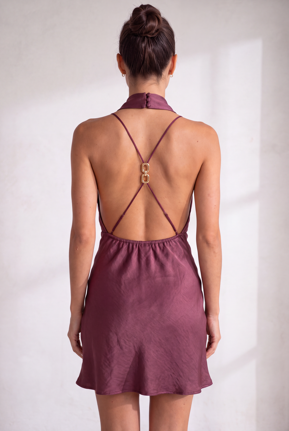 Vestido Livia de raso burdeos MIAyMIA vista de espalda