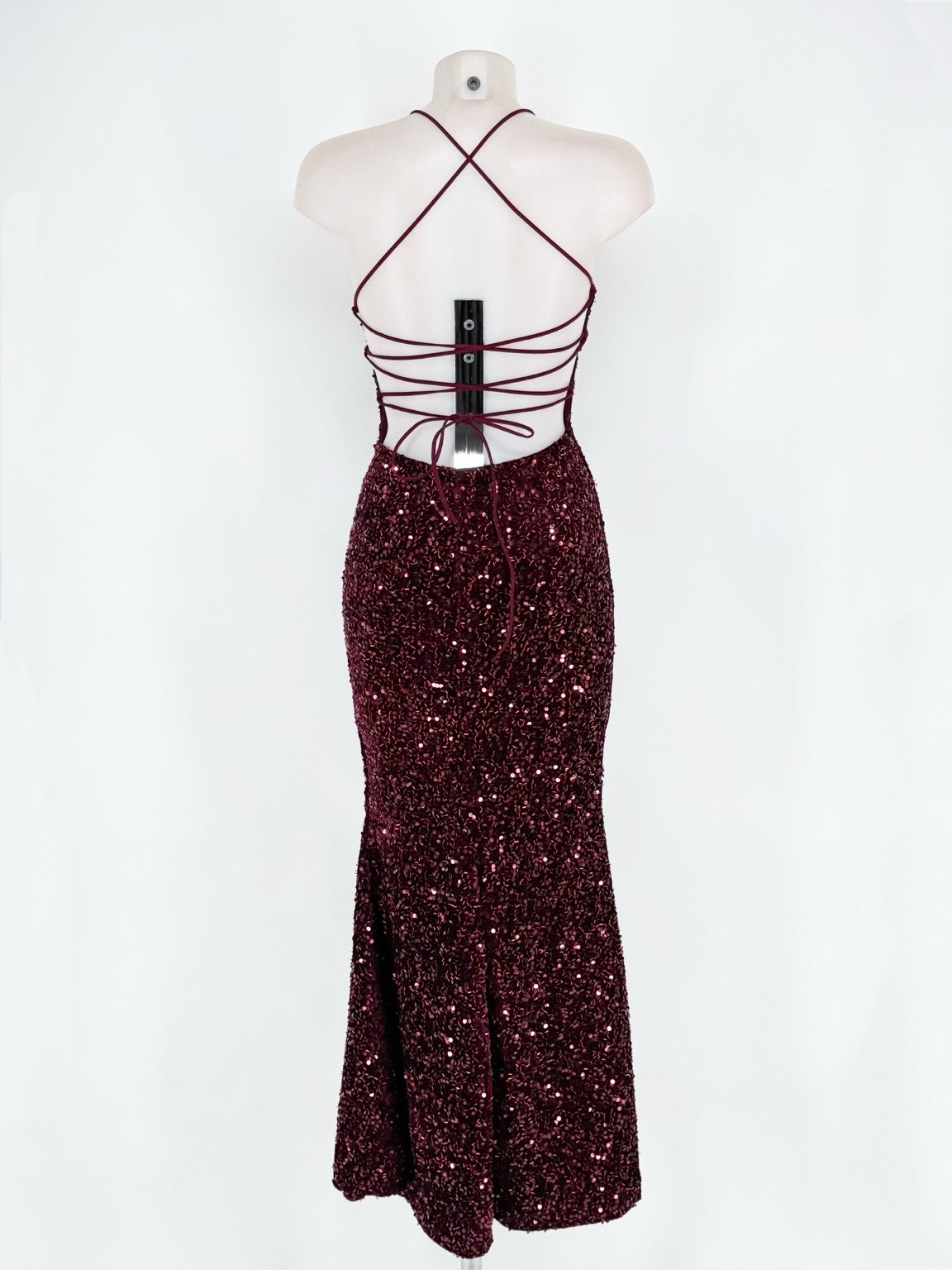 Vestido Lucilla de lentejuelas burdeos MIAyMIA vista de espalda