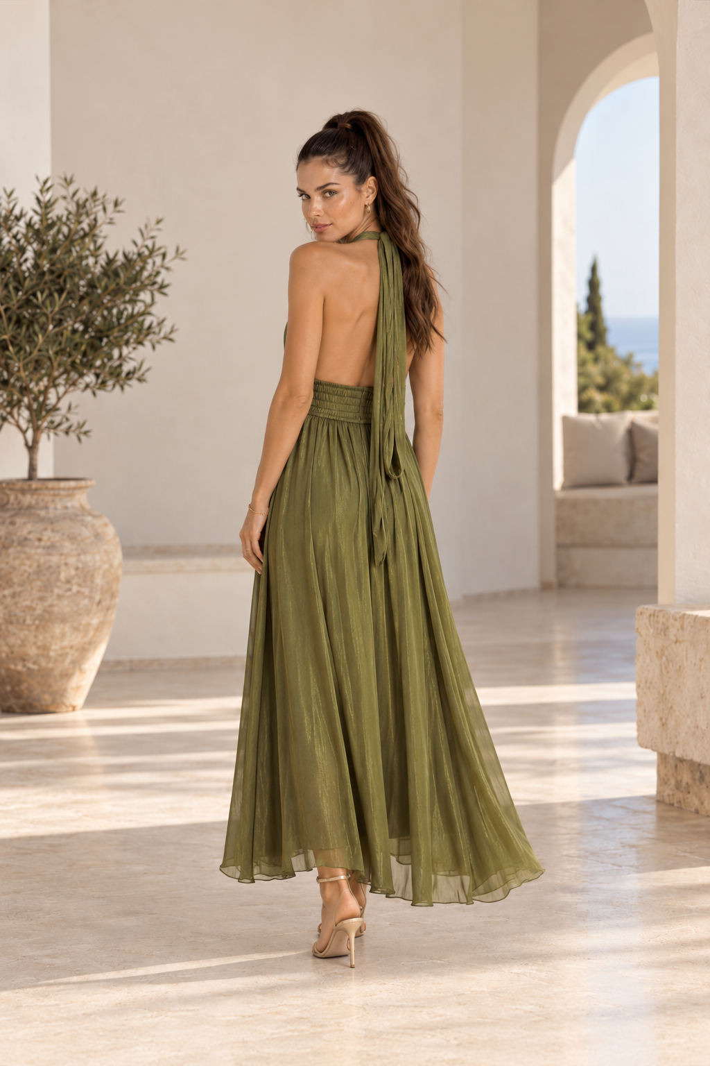 Vestido Vanna largo halter en verde kaki, vista de espalda
