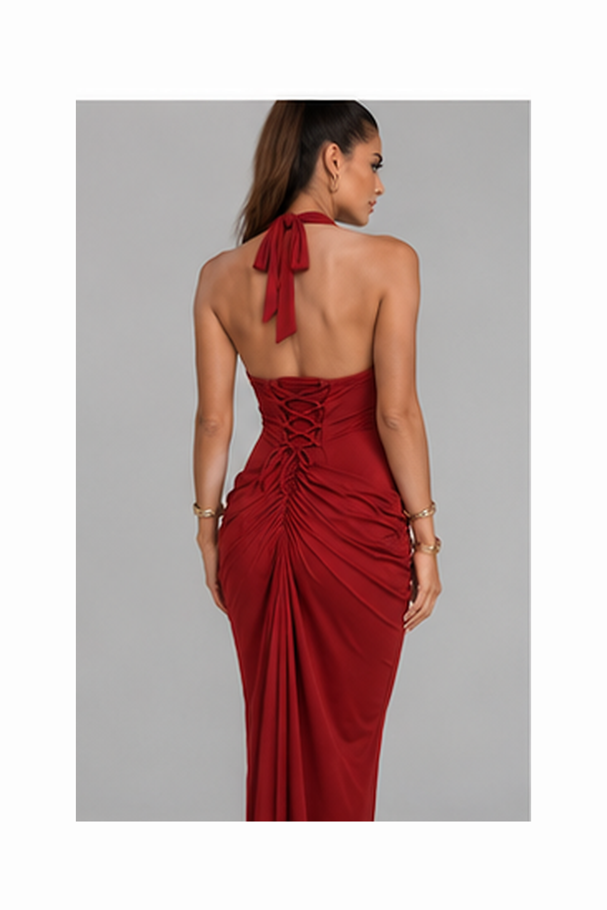 Vestido Vittoria rojo en modelo - vista de espalda